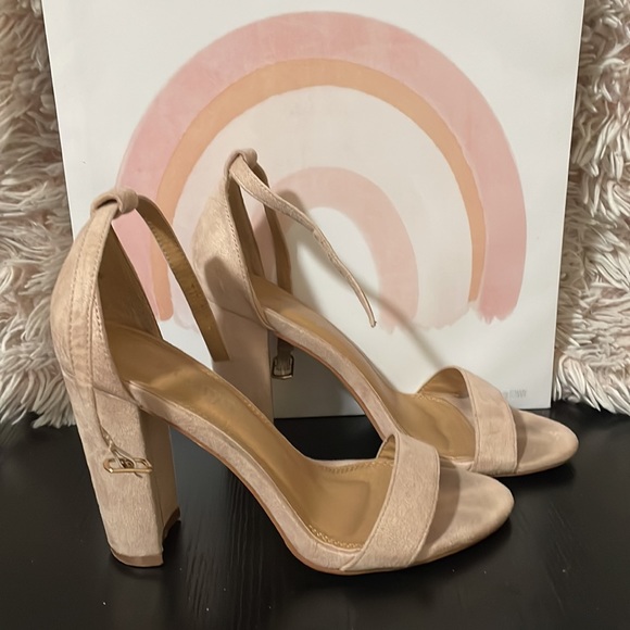 •𝙲𝚄𝚃𝙴 𝙷𝙴𝙴𝙻𝚂 - Picture 3 of 7